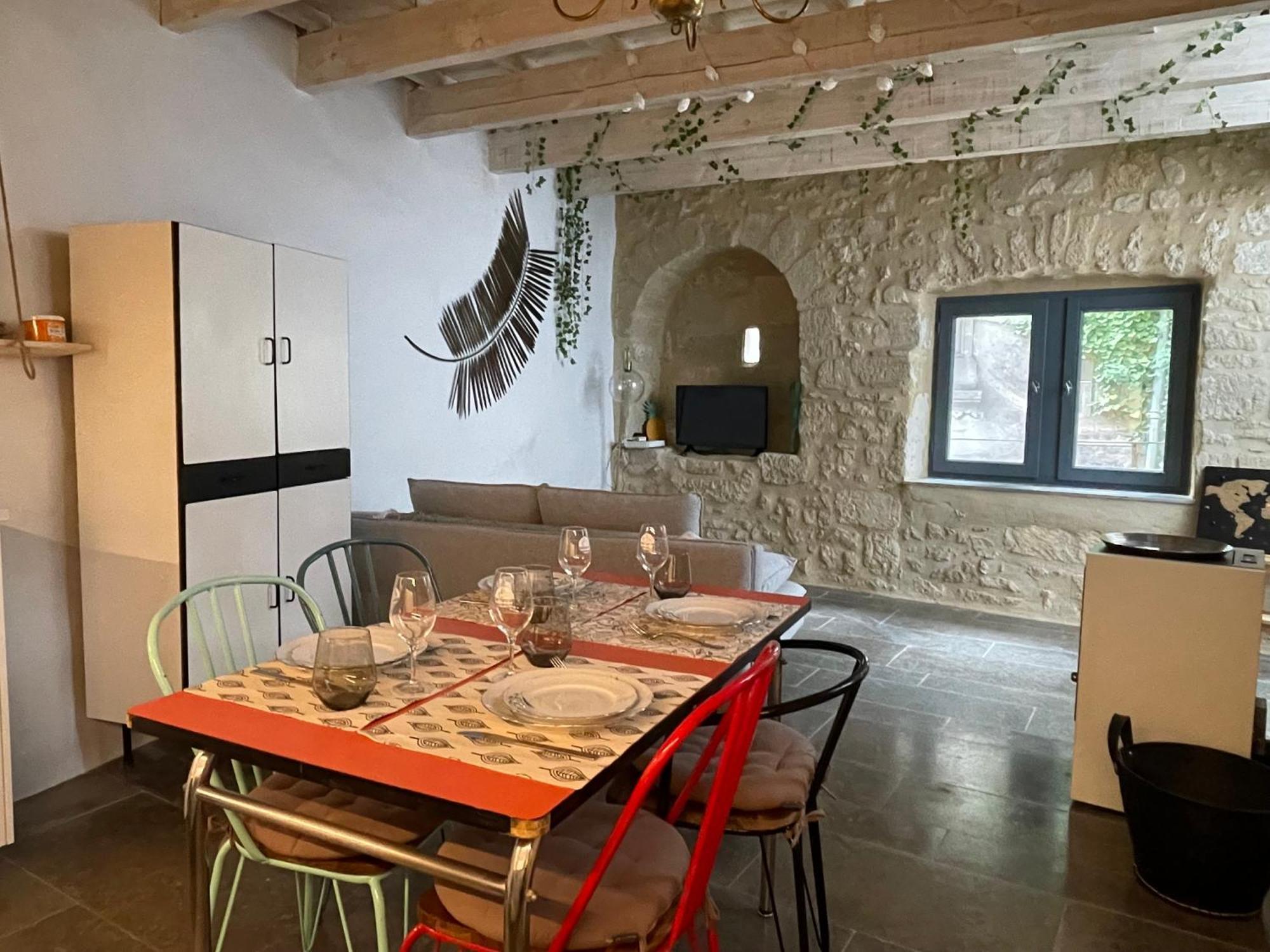 Charmante Maison De Village Collias Exterior photo